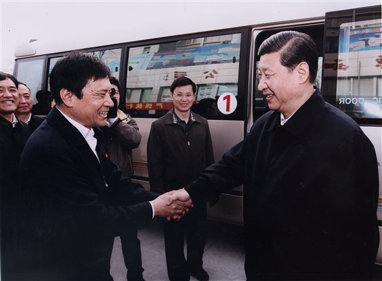 习近平同志视察安徽华源医药，与王军董事长亲切握手_看图王