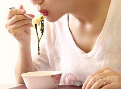 午餐虽然占据正常人一天食物摄入量的40%左右，但是不宜暴饮暴食