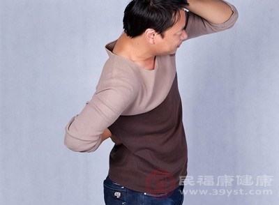 由于腰椎间盘退行性变或者外伤，腰椎间盘向后突出，压迫神经根，导致下肢疼痛、麻木、无力，甚至影响行走