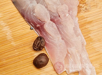 鱼肉中含有丰富的蛋白质，但是脂肪含量很少
