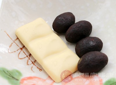 其他的食物和饮品也可能导致偏头痛，如巧克力、芝士、糖果、香肠、酸奶、各种口味的薯片、可乐、橙汁、柠檬水等