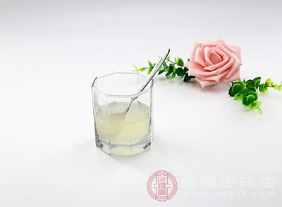 过量饮用会对牙齿造成腐蚀，导致牙齿变黄