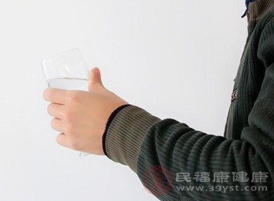 酒精度数只是饮品中酒精的浓度指标，并不能直接决定其对肝脏的损伤程度